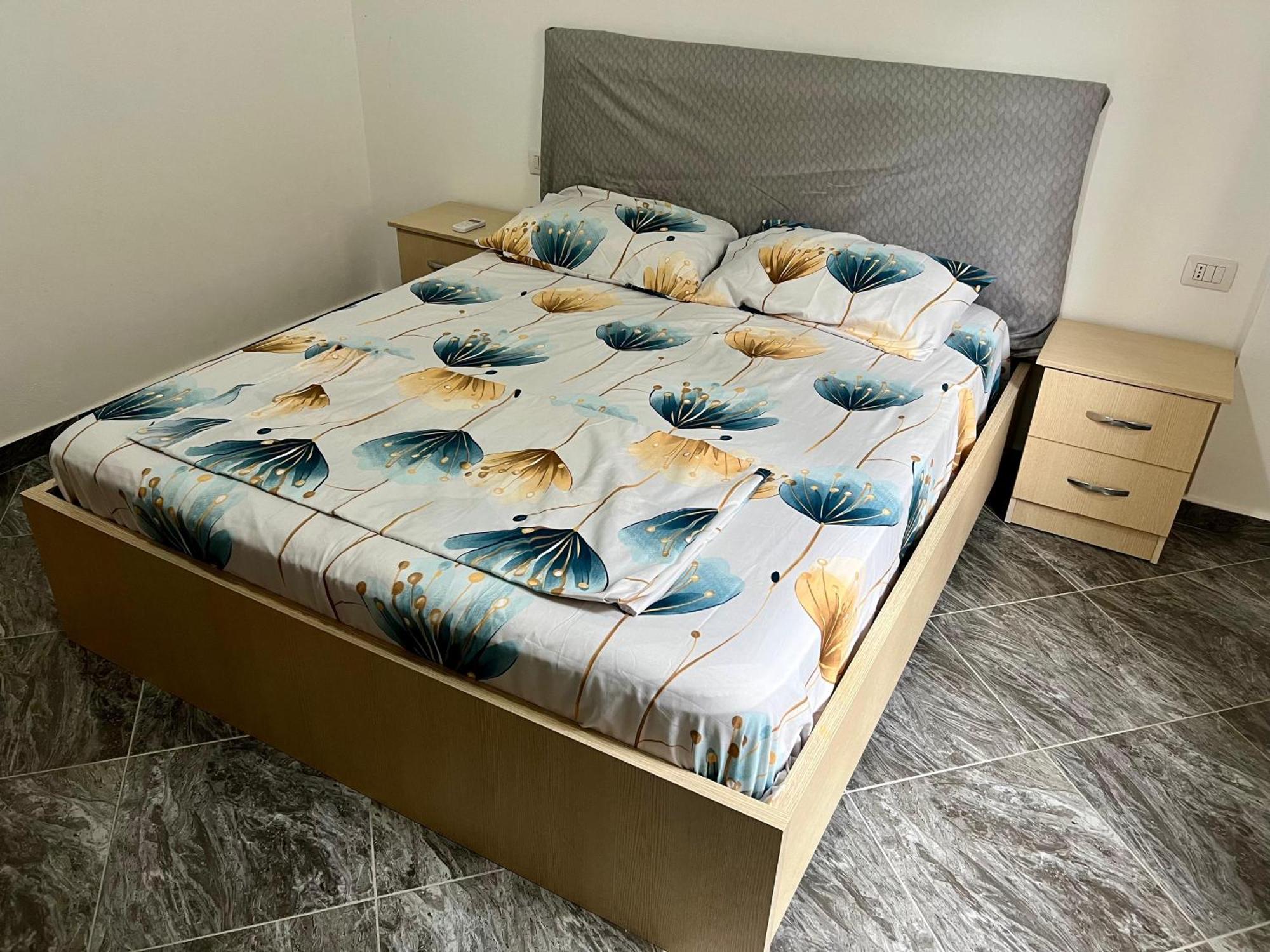 Shengjin Apartments *