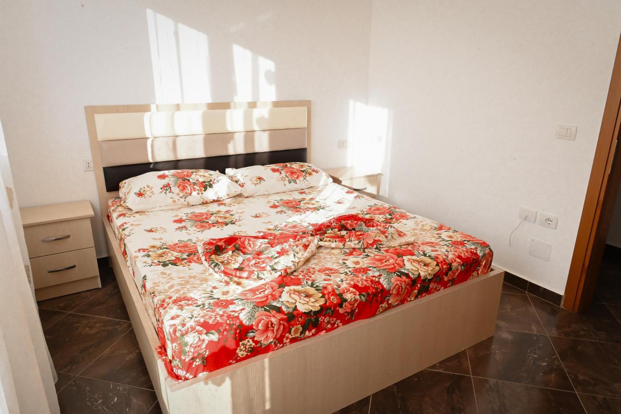 Shengjin Apartments *